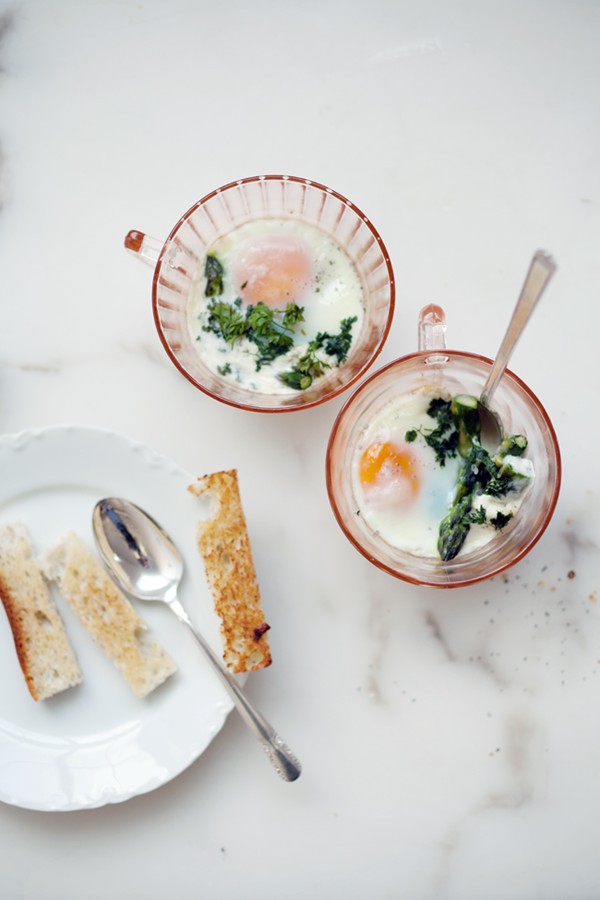 Baked eggs with potatoes and asparagus