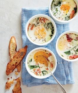 Baked eggs with prosciutto & spinach
