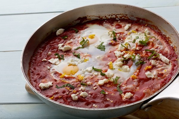 Baked eggs with sausage, tomatoes and mint
