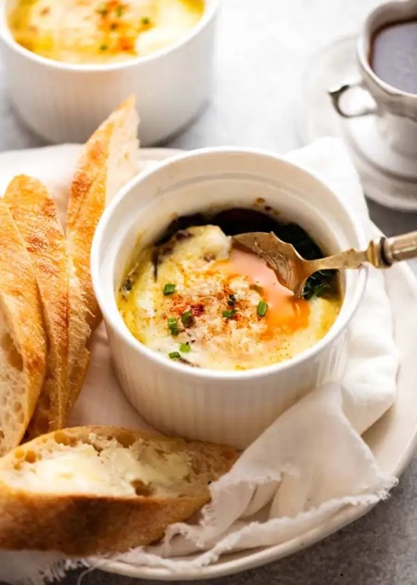 Baked eggs with spinach & mushrooms (Shirred eggs)