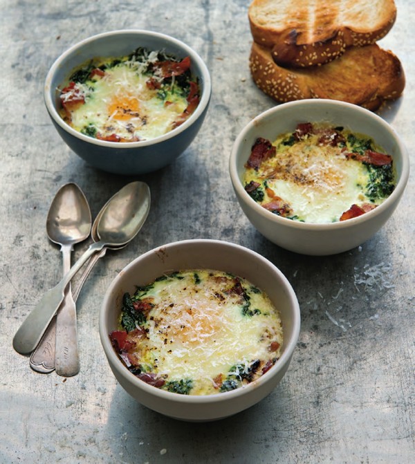 Baked eggs with spinach and cream