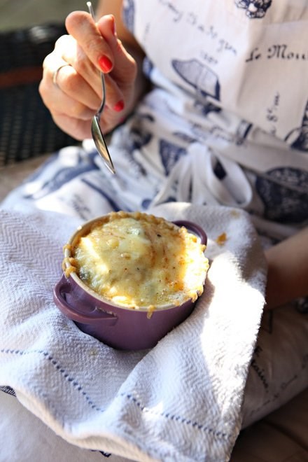 Baked eggs with spinach and blue cheese