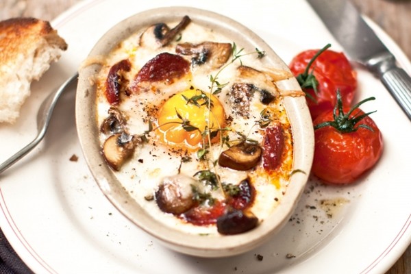 Baked eggs with spinach, mushrooms, goat's cheese and chorizo