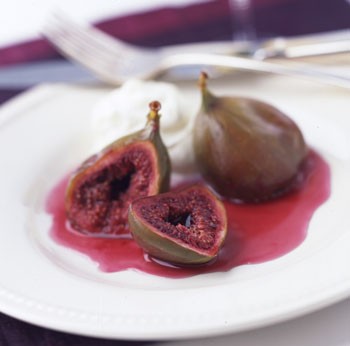 Baked figs with Grand Marnier and whipped cream