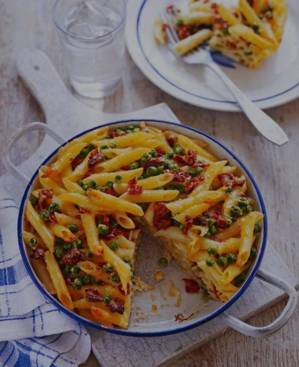 Baked frittata with pasta, sun-dried tomatoes and Parmesan (Frittata di maccheroni)