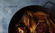 Baked garlic and shallots with fino