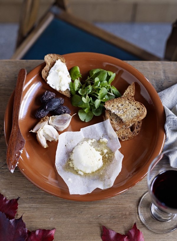 Baked goat's cheese with dry roasted olives