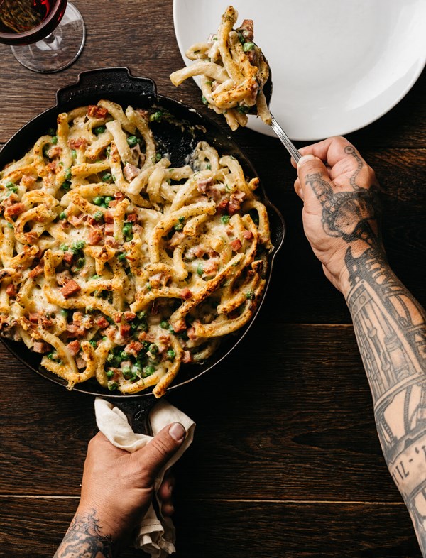 Baked macaroni with cheddar, ham and peas