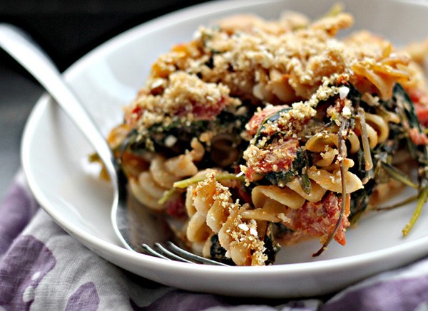 Baked macaroni with tomato sauce and goat cheese
