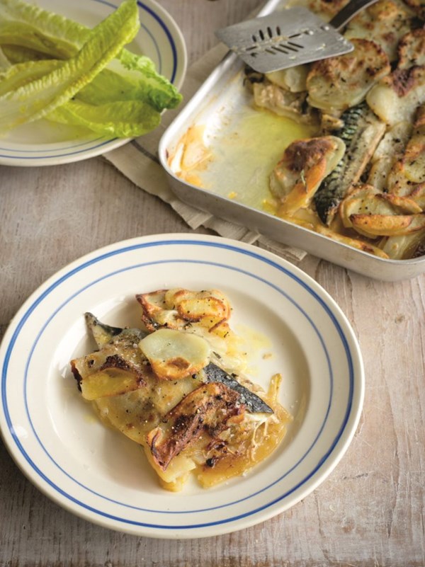 Baked mackerel with potatoes and thyme