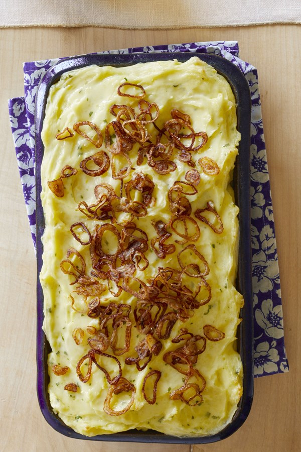 Baked mashed potatoes with crispy shallots