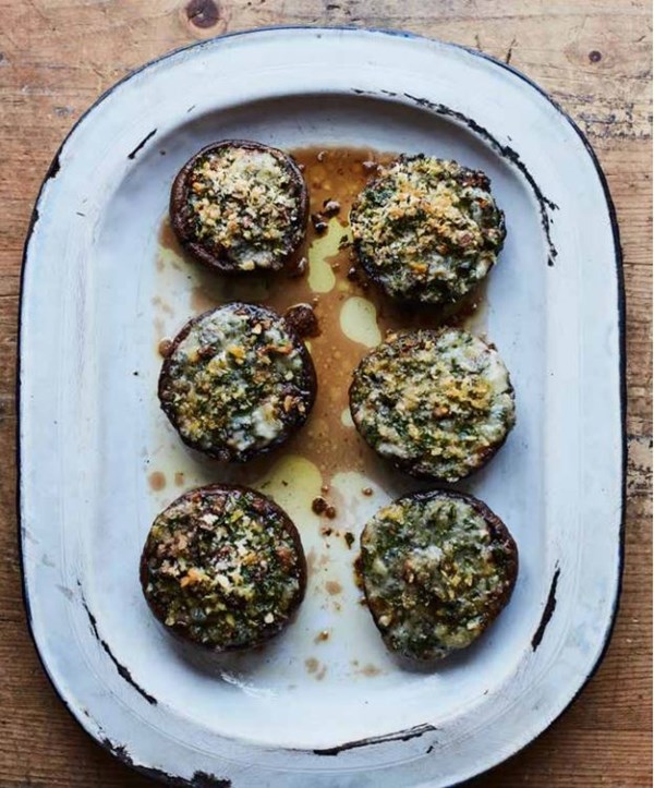 Baked mushrooms stuffed with Gorgonzola and pecorino (Funghi al forno ripieni di Gorgonzola e pecorino)