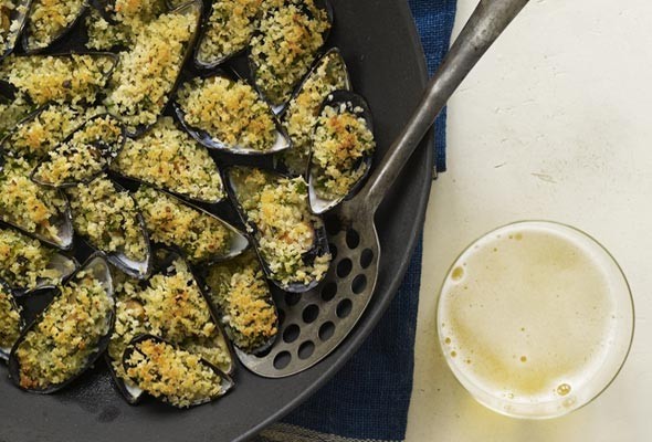 Baked mussels with crisped crumbs (Cozze gratinate / Cozzi ammuddicati)