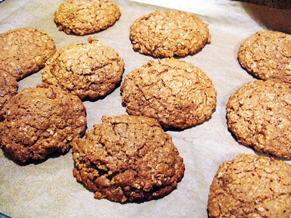 “Baked” oatmeal cookies with cardamom