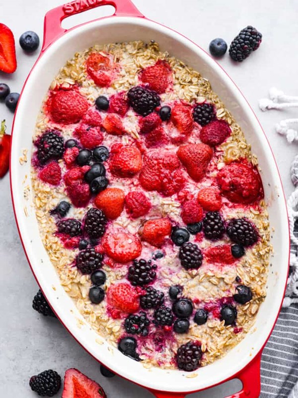 Baked oatmeal with berries