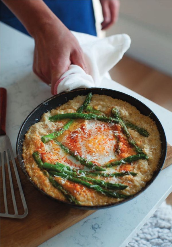 Baked oatmeal with eggs, asparagus and pimentón