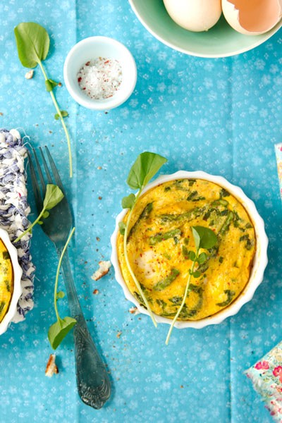 Baked omelets with asparagus