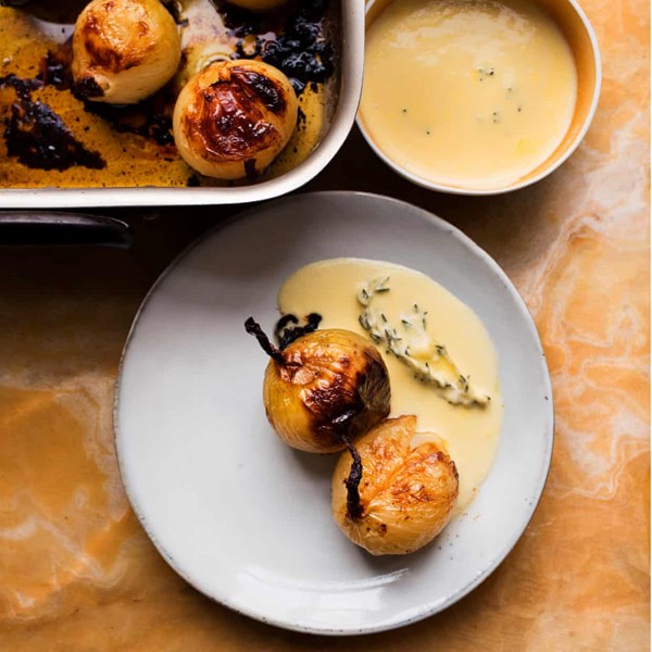 Baked onions, Taleggio sauce