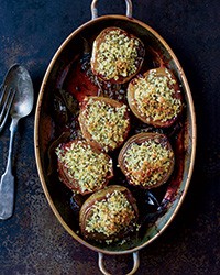 Baked onions with fennel bread crumbs