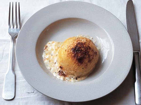 Baked onions with Parmesan and cream