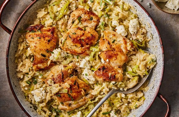 Baked orzo with chicken, leeks & feta