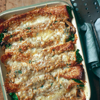 Baked pancakes with spinach, cream and Gruyère 