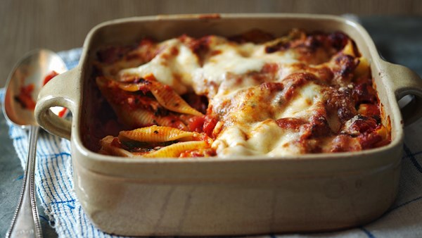 Baked pasta shells filled with cheese (Conchiglioni ripieni al forno)