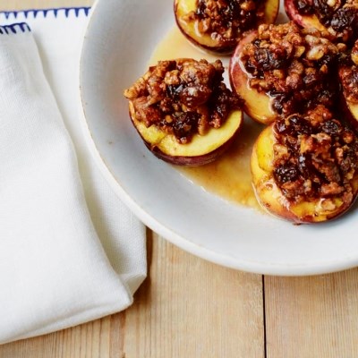 Baked peaches stuffed with amaretti biscuits, walnuts & raisins (Pesche al forno ripiene di amaretti, noci e uva passa)