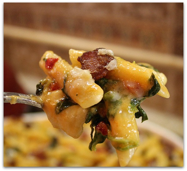 Baked penne with spinach, roasted peppers and bacon