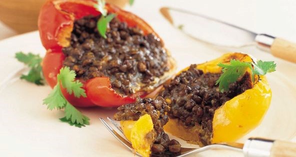Baked peppers with lentils and egg