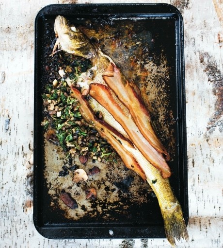 Baked pike with mushrooms and spinach (Uunihaukea sienten ja pinaatin kera)