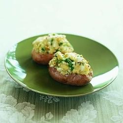 Baked potatoes with goat’s cheese & peas