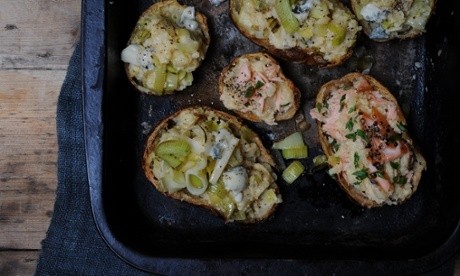 Baked potatoes with leeks and blue cheese