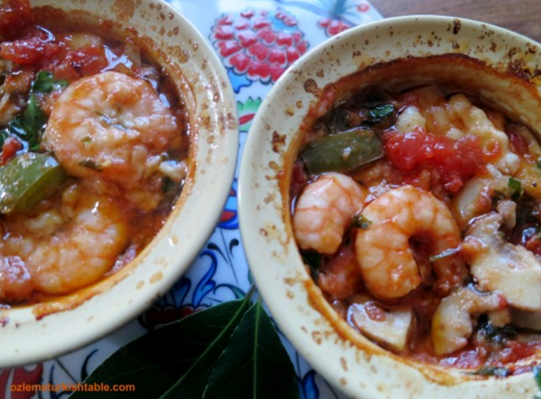 Baked prawns with onions, peppers, mushroom and tomatoes (Karides guveç)