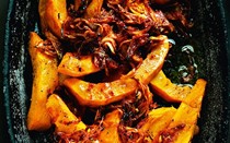 Baked pumpkin with sun-dried tomato paste & crispy onions (Sinkonta)