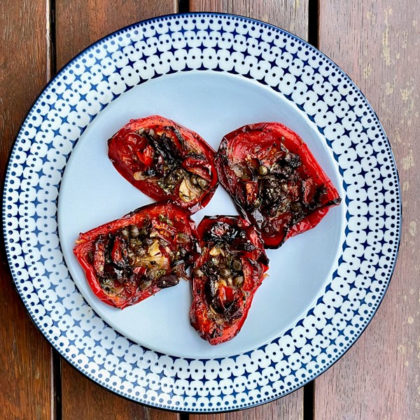 Baked red capsicum (Kókkini piperiá sto foúrno)