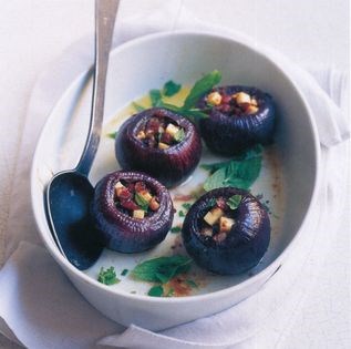 Baked red onions stuffed with pecorino (Cipolle di tropea e pecorino)