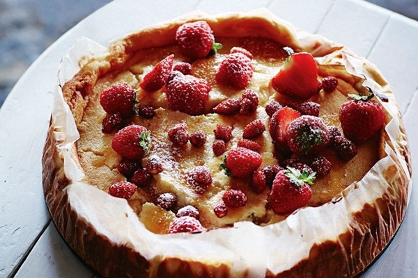 Baked ricotta cheesecake with wild strawberries