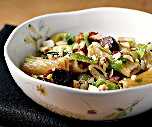 Baked rigatoni with Brussels sprouts, figs and blue cheese