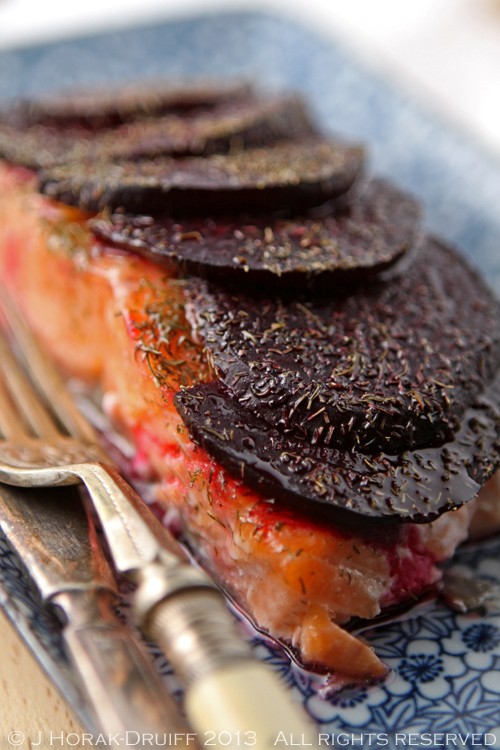 Baked salmon fillets with beetroot and dill