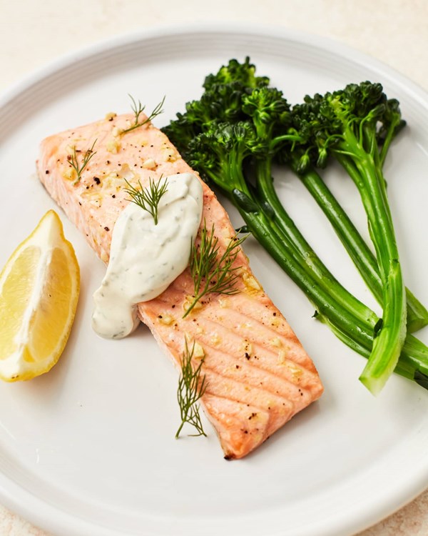 Baked salmon with creamy dill sauce