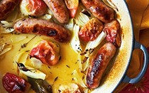 Baked sausages with leeks, apples and cider