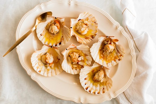 Baked scallops with orange and almonds