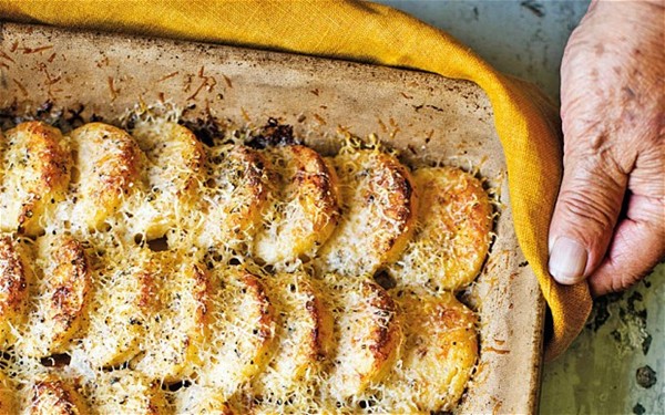 Baked semolina dumplings Roman style (Gnocchi di semolino alla Romana)