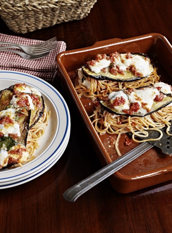 Baked spaghetti with eggplant and bocconcini (Involtini)
