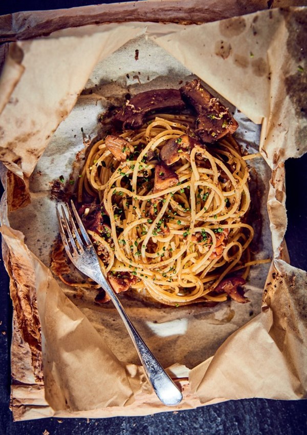 Baked spaghetti with mushrooms in parchment (Spaghetti con funghi al cartoccio)