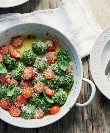 Baked spinach & ricotta gnudi with cherry tomatoes & basil (Gnudi al forno con pomodorini e basilico)
