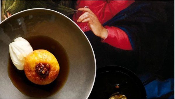 Baked stuffed apples with caramel