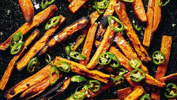 Baked sweet potato chips with green chilli