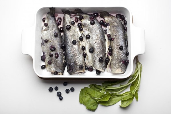 Baked trout with arugula and blueberries